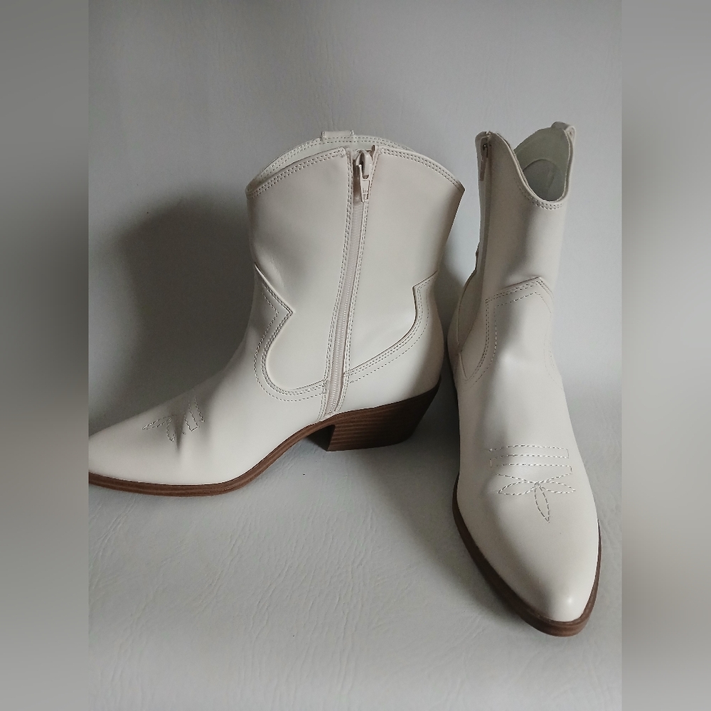 No Boundaries Cream Heeled Western Boots Sz9.5M Pointed Toe 2 Inch Heel